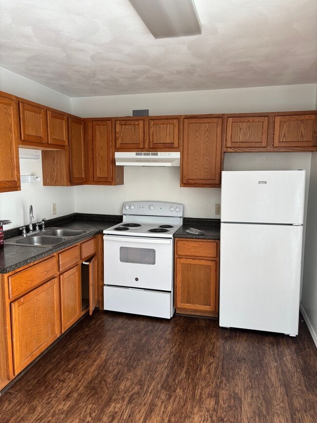 Building Photo - Creston Arms Ct.