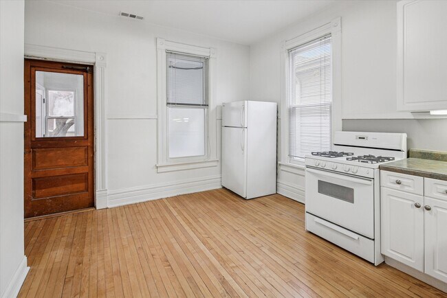 Building Photo - 3818 N Hermitage Ave