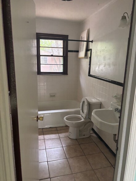 Building Photo - 605 Indian Cir