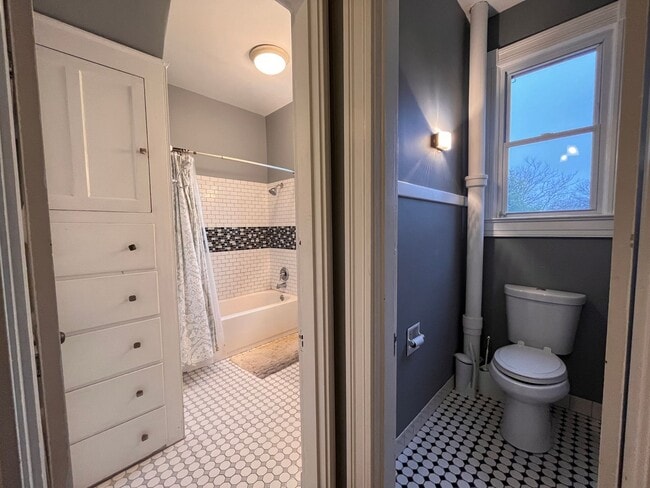 Building Photo - Four Bedroom Historic Clifton Gem!