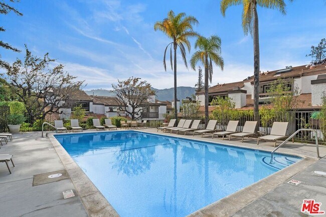 Building Photo - 1550 Palisades Dr