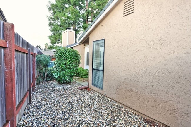 Building Photo - Beautiful corner halfplex available now for rent!