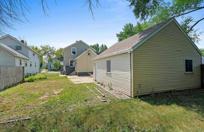 Building Photo - 532 W 5th Ave