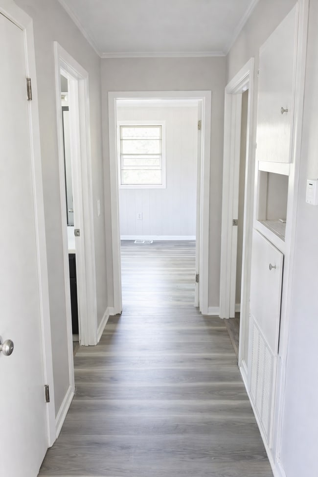 Building Photo - 547 Holly Dr