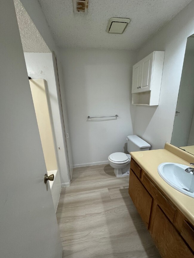 Building Photo - 1 bedroom apartment with in-unit laundry, ...