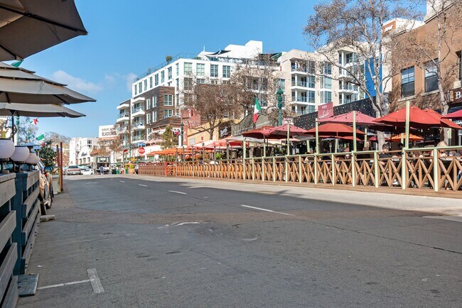 Building Photo - Walkable Little Italy Living – 3BR/3BA with Gated Parking