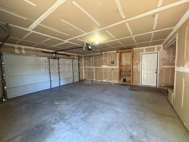 Building Photo - 2862 La Cresenta Ave