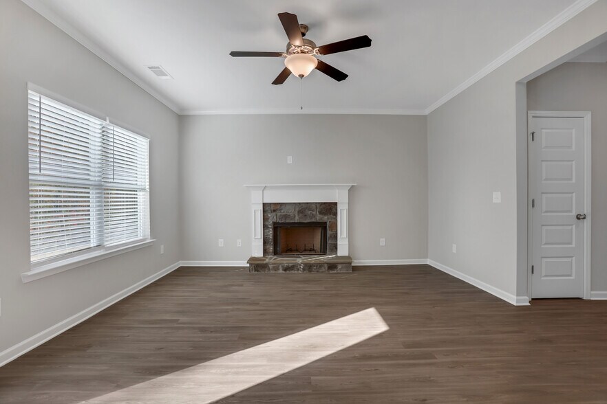 Building Photo - 236 Eva Way NE