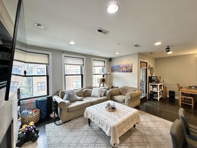 Building Photo - 907 N Damen Ave