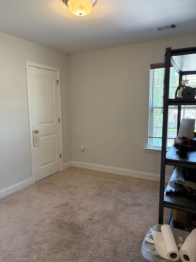 Building Photo - AVAILABLE NOW! (Pet Friendly)