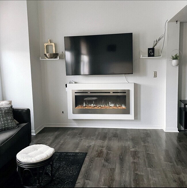 Building Photo - 405 Main St