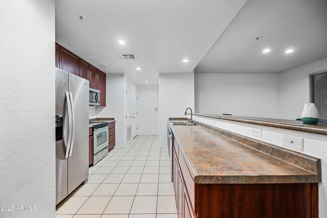 Building Photo - 705 W Queen Creek Rd