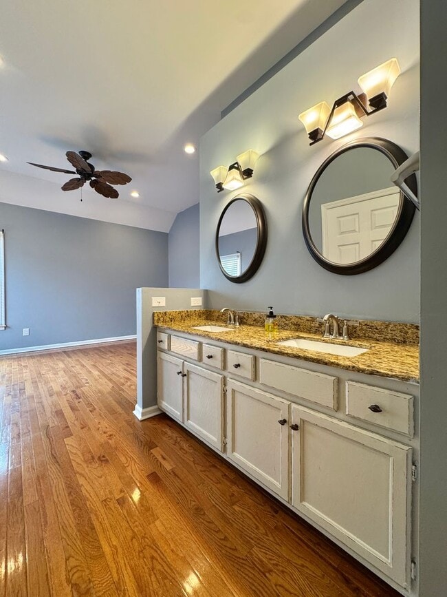 Building Photo - One-Level Living with Garage on a Cul-de-Sac in Nashville!