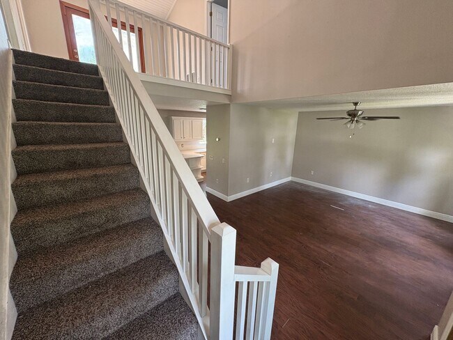 Building Photo - Charming 3/2 Mt Dora w/ Enclosed Backyard ...