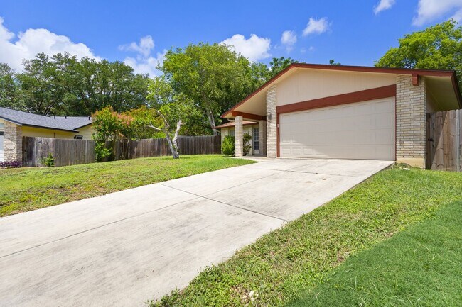 Building Photo - 3 Bedroom/2 Bath Camelot II Subdivision