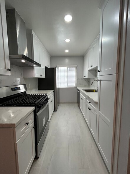 Kitchen - 325 S Doheny Dr