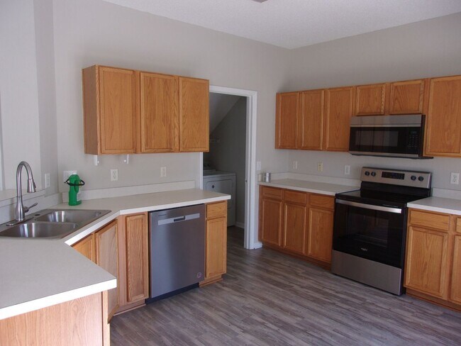 Building Photo - 3 Bedroom / 2.5 Bathroom with 2 car garage...