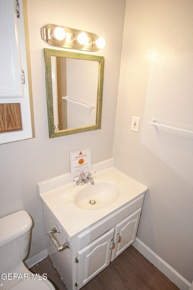 Building Photo - 419 E Schuster Ave