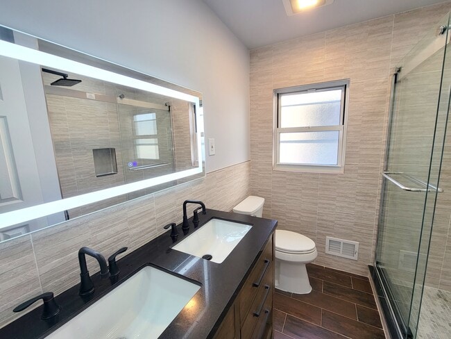 Full Bath - 30 Fulton St