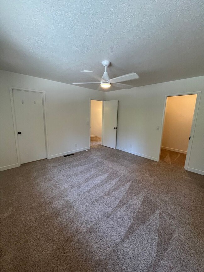 Building Photo - Charming 2-Story Condo on Greenbelt-$500 O...