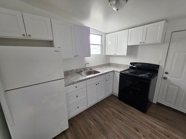 Building Photo - 1220 Lancaster Ave