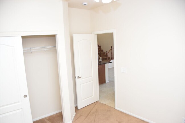 Building Photo - HENDERSON UPGRADED 4 BEDROOM HOME