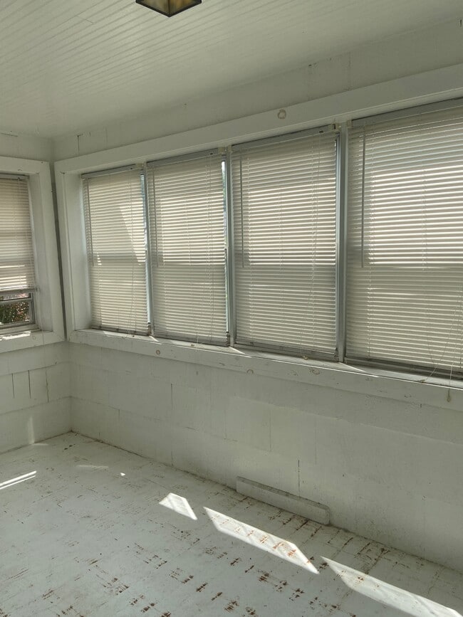 Building Photo - 906 Elmwood Ave