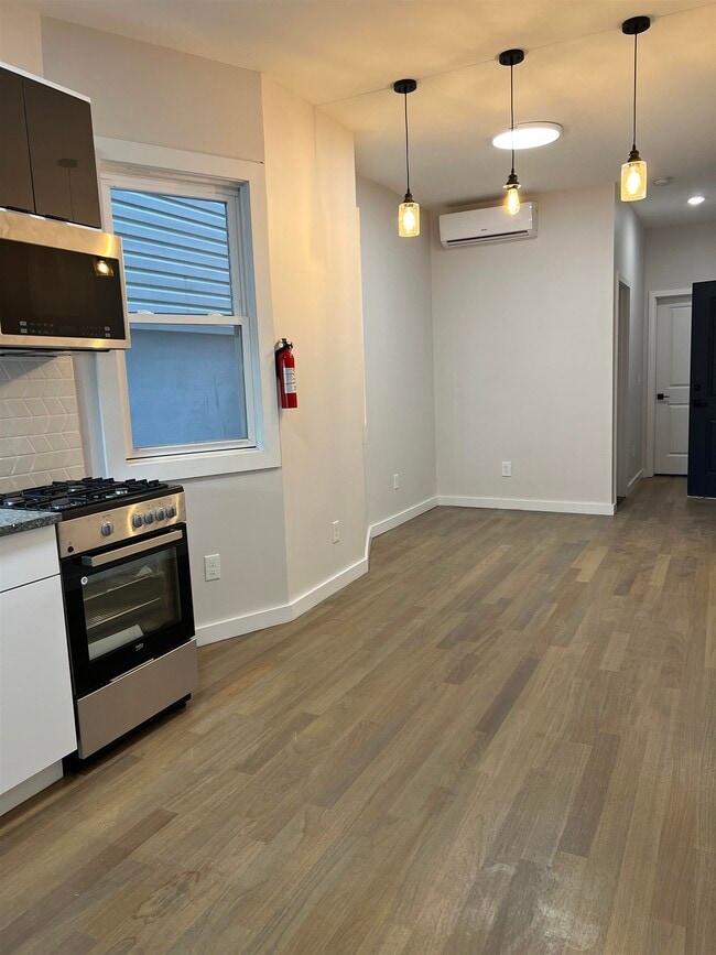 Building Photo - 107 Magazine St