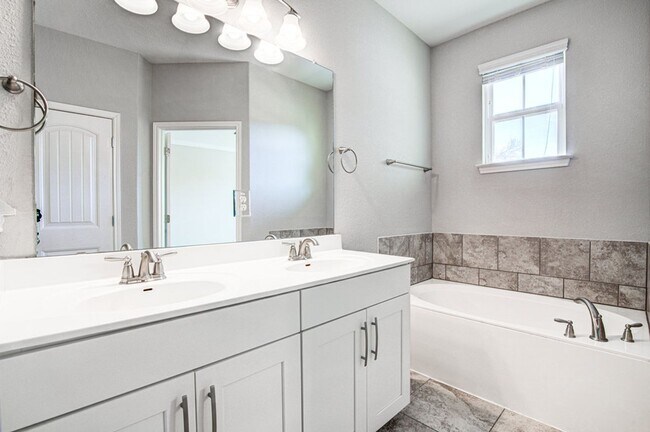 Building Photo - Cute as a Button 3/2.5 home in Parmer Village Townhomes, move-in ready!