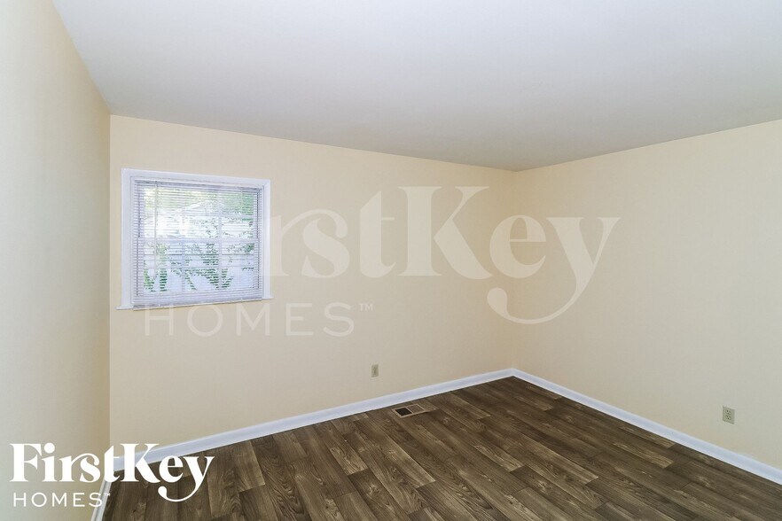 Building Photo - 2450 Rolling View Dr