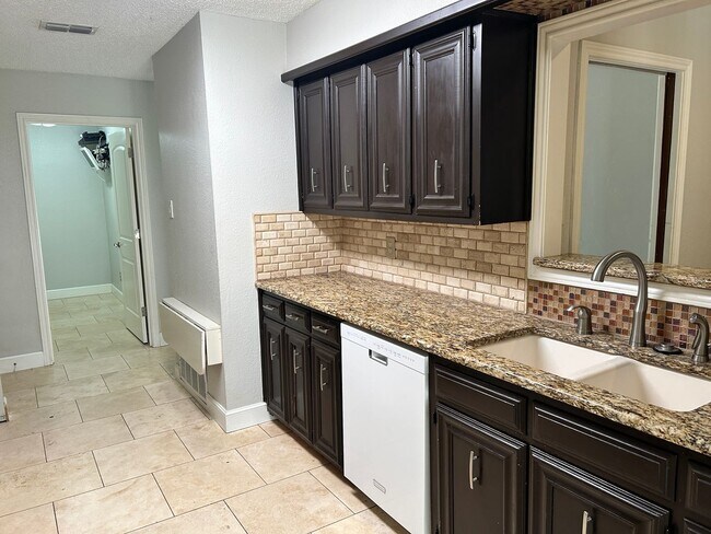 Building Photo - Self Showing - 3 Bedroom 2 bathroom