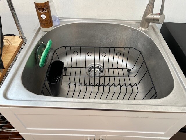 Full size sink - 922 Adams St
