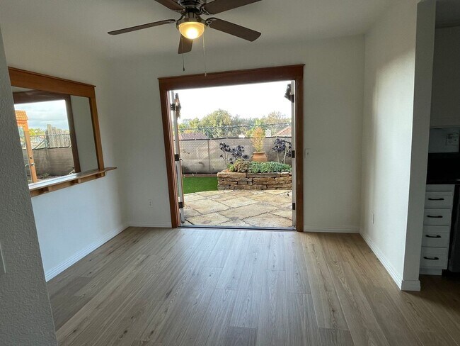 Building Photo - 2 bed 2 bath single family residence. AVAILABLE 5/16