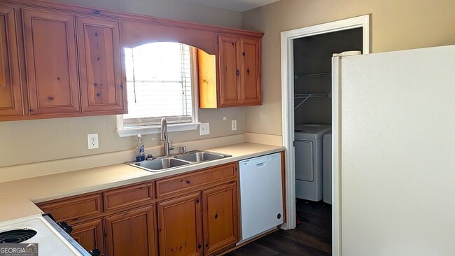 Building Photo - 210 Strawbridge Ln