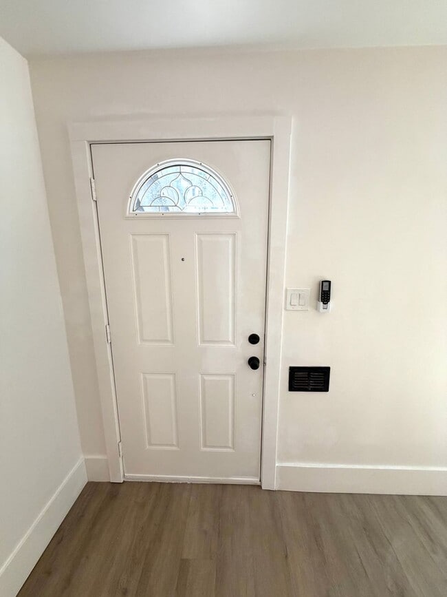 Building Photo - Beautifully Renovated Midtown Sacramento Apartment with Private Backyard Patio!