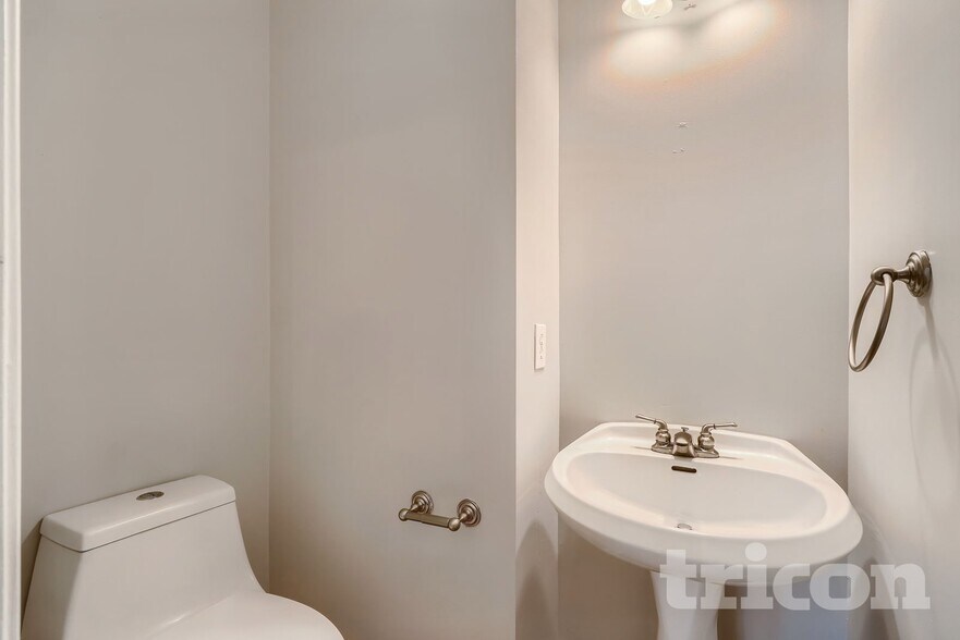 Building Photo - 3587 Vern Way NE