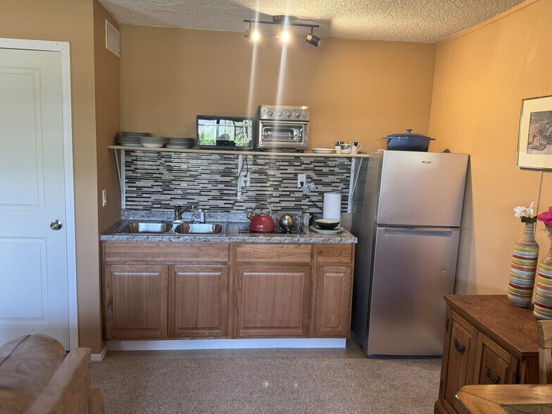 Guest Quarters Kitchenette - 150 E Los Mangos