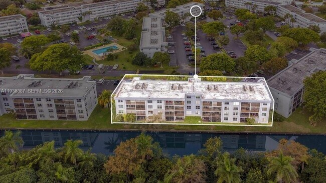 Building Photo - 105 Royal Pk Dr