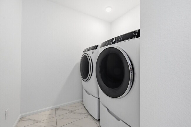 Building Photo - $2,840.95- 3-bed, 2.5 bath home in Aurora