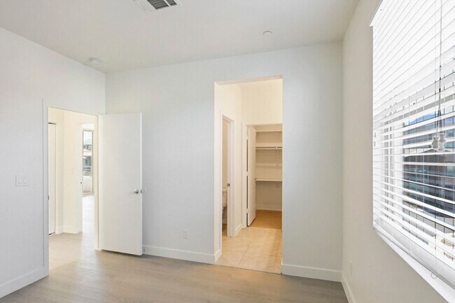Building Photo - Summerlin Beauty With Bed and Bath On 1st Floor