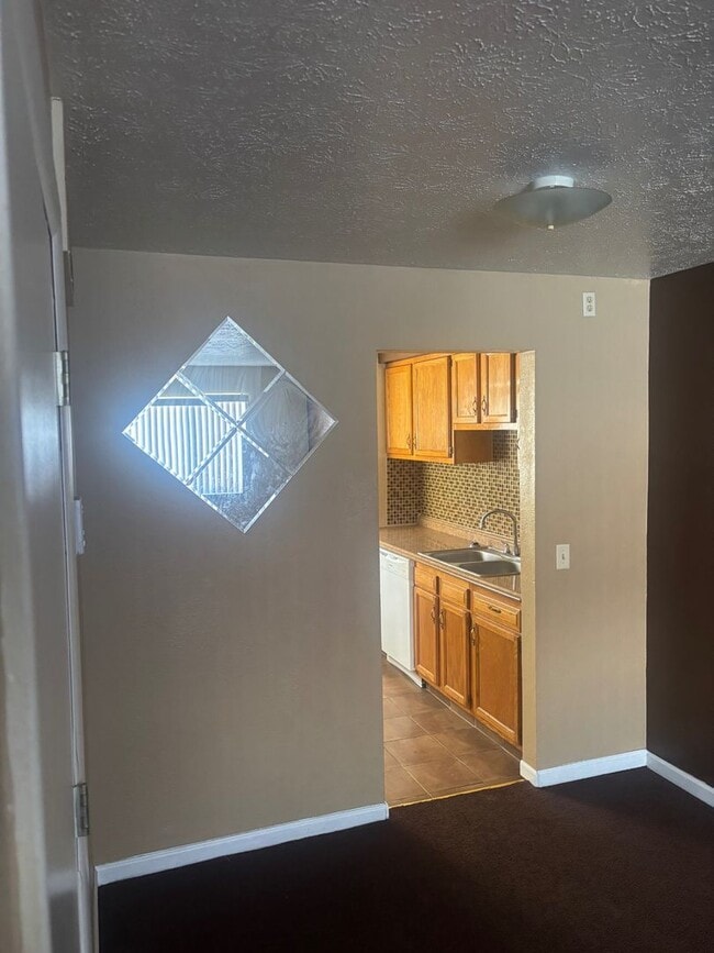 Building Photo - Charming 2-Bedroom Property in Prime Location