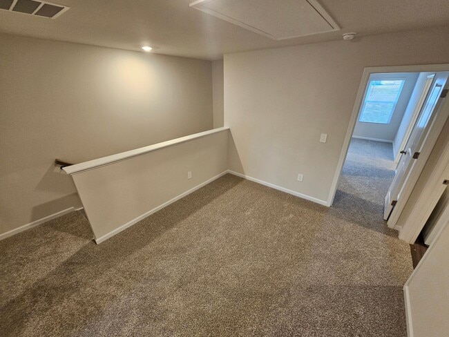 Building Photo - Like-New townhome in Concord