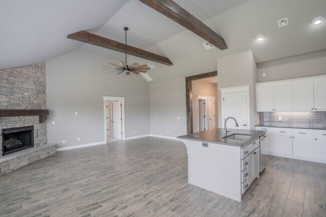 Building Photo - Prime Location! New build, 4 bed/ 2 bath!