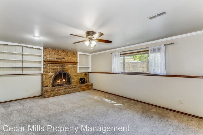 Building Photo - 4 br, 3 bath House - 1107 E. Oakwood Ct.