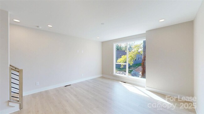 Building Photo - 409 Devender Ln