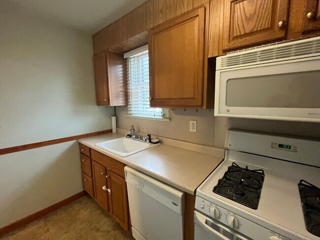 Building Photo - 2 Bedroom Single Family Home, Amazing views from deck, spacious backyard, pet friendly