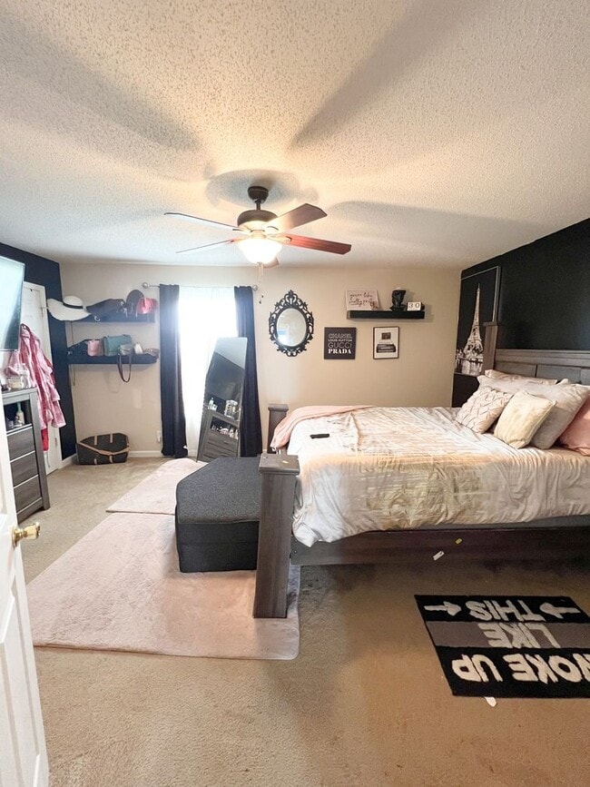 Building Photo - Single-Family Home in Oak Grove, KY--Large...