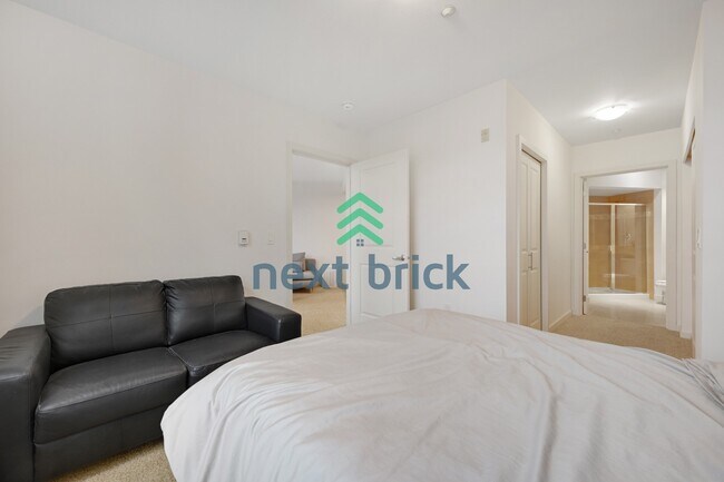 Building Photo - Beautiful 2BR + Den Condo with Garage Parking in Vibrant Downtown Kirkland