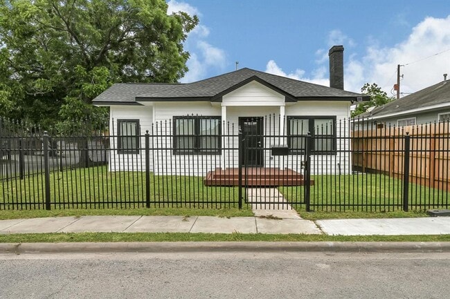 Building Photo - 2422 Lidstone St
