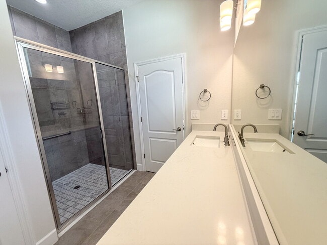 Building Photo - Elegant  2 bed, 2 bath Villa in BridgeWate...